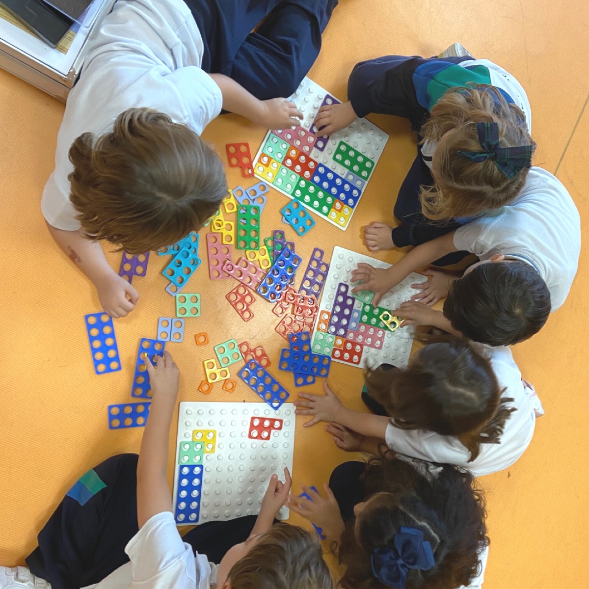 Niños y niñas trabajando con bloques numéricos en una actividad de desarrollo de la inteligencia en Edukabilbo Bilbao