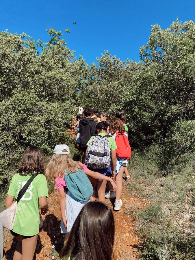 Grupo de niños de excursión por la naturaleza en un campus de Edukabilbo