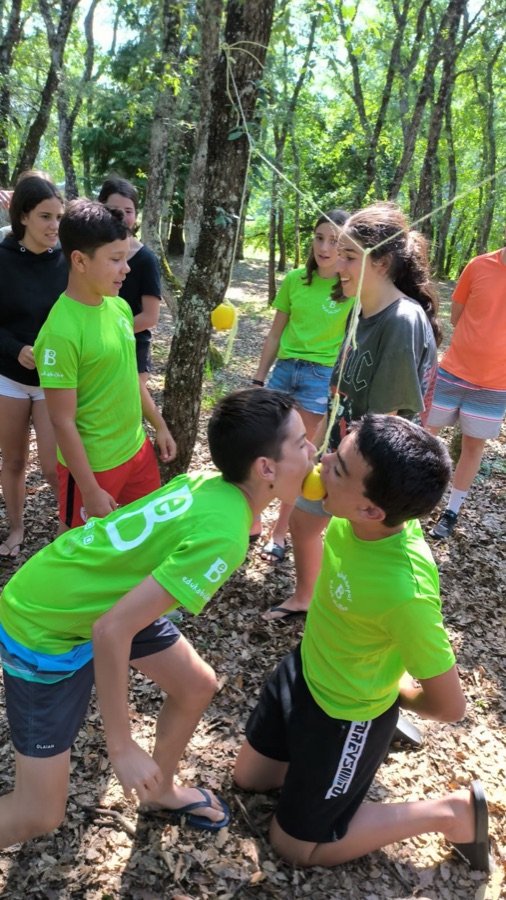 Niños y niñas jugando al aire libre en un campamento de verano de Edukabilbo