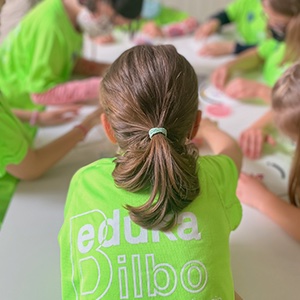 Niños participando en un taller en un campamento urbano de Edukabilbo