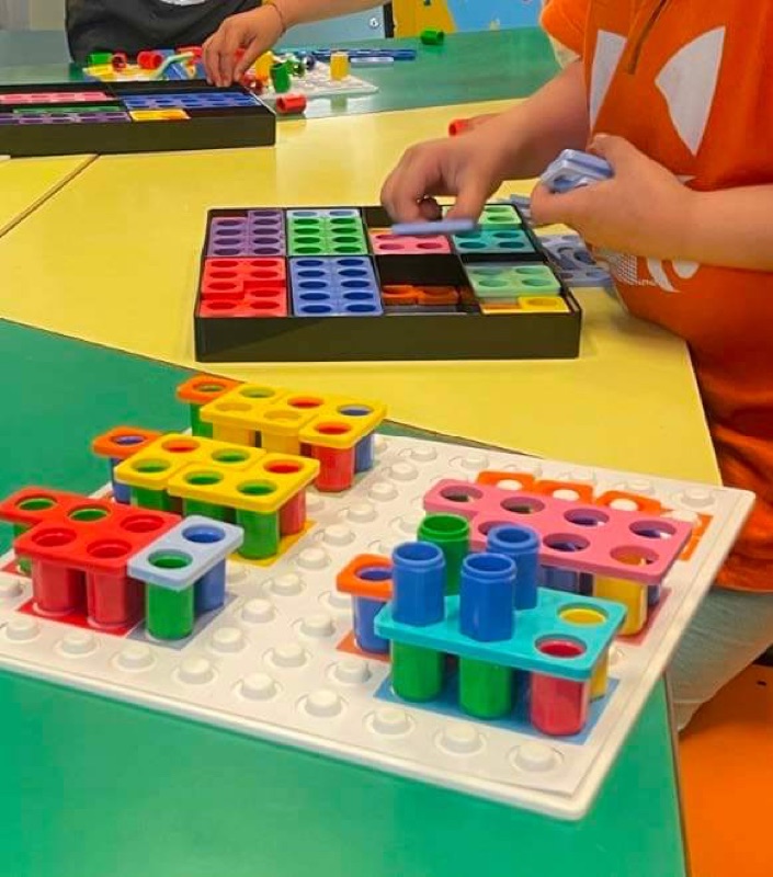 Niños de infantil con materiales de matemáticas manipulativas en el programa KITSUNE de Edukabilbo