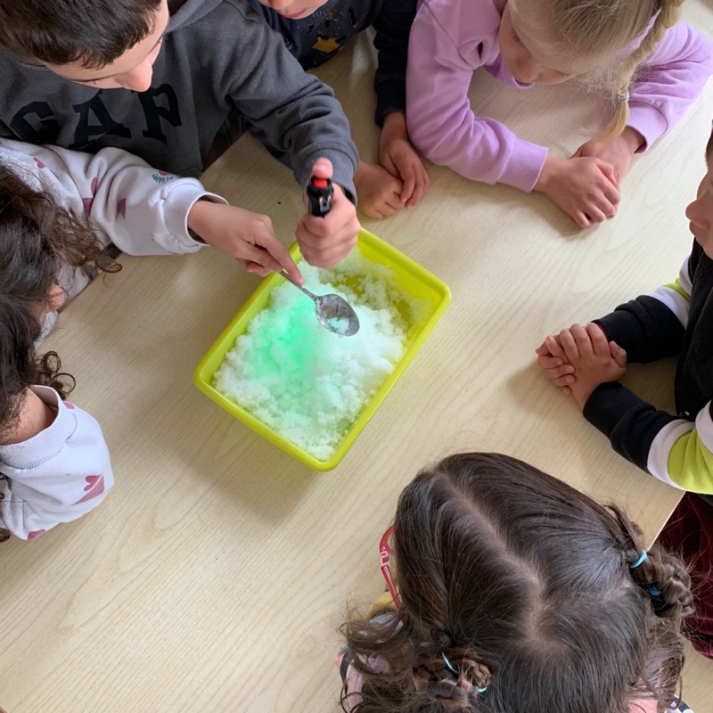 Niños realizando un experimento de ciencia en el programa SCIENTIA de Edukabilbo