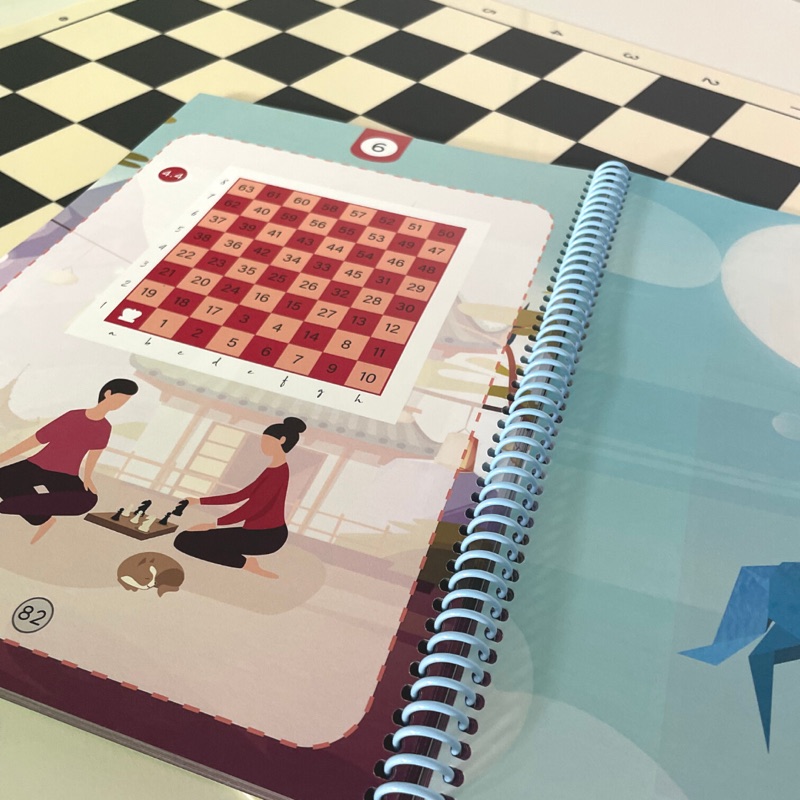 Cuaderno y tablero de ajedrez del programa XAKE MATE de Edukabilbo
